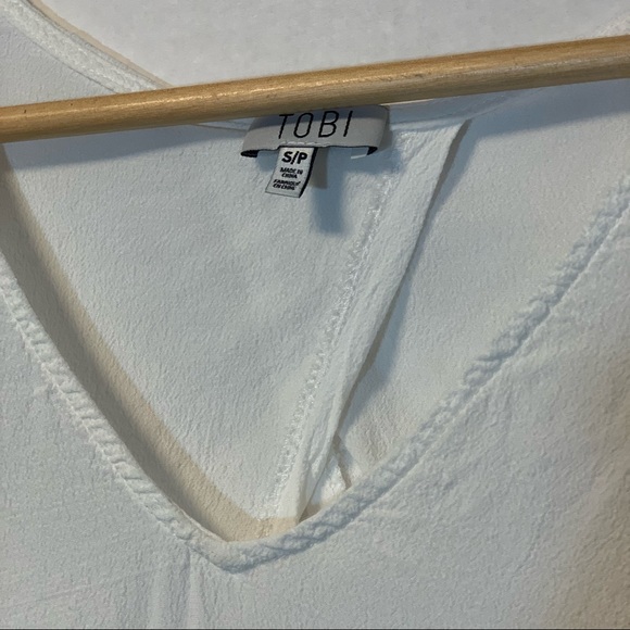 Tobi Short Sleeve White Tee Open Back - Picture 3 of 4